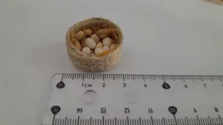 Cesto con huevos miniatura para belén