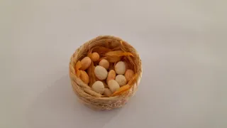 Cesto con huevos miniatura para belén