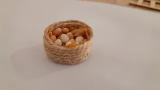 Cesto con huevos miniatura para belén
