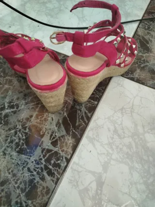 Sandalias cuña tachuelas rosas