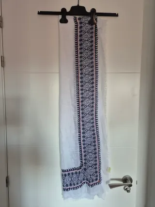 Foulard blanco con greca azul