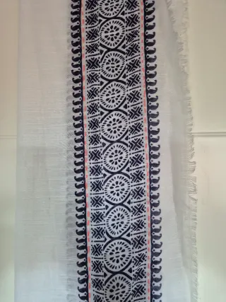 Foulard blanco con greca azul