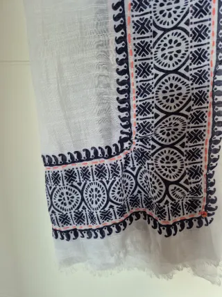 Foulard blanco con greca azul