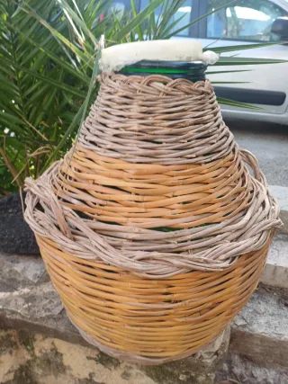 Contenitore in vimini e canne per olio o vino ...
