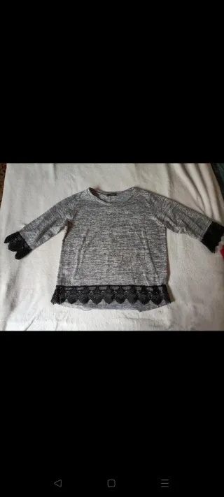 Jersey gris con encaje negro
