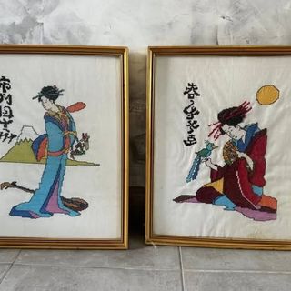 Pinturas en marcos de vidrio y madera