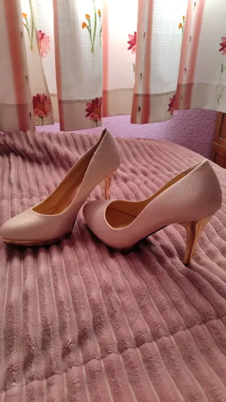 Tacones dorados y rosas para eventos.