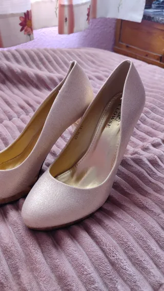 Tacones dorados y rosas para eventos.