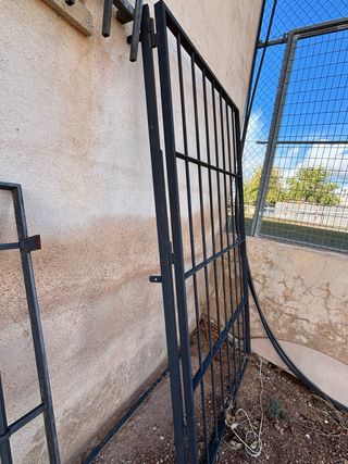 Reja de puerta metálica negra