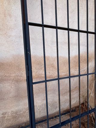 Reja de puerta metálica negra