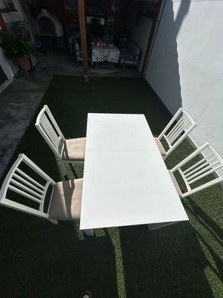 Mesa de comedor blanca extensible.