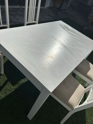 Mesa de comedor blanca extensible.