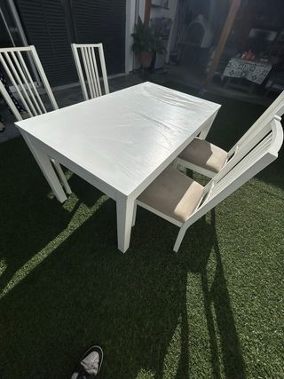 Mesa de comedor blanca extensible.