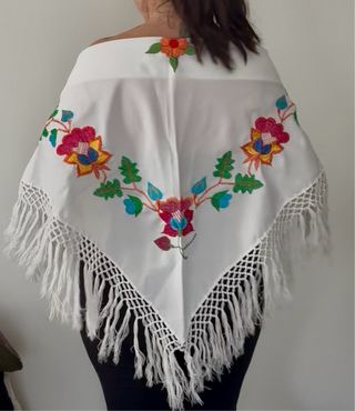 Mantón blanco bordado con flecos