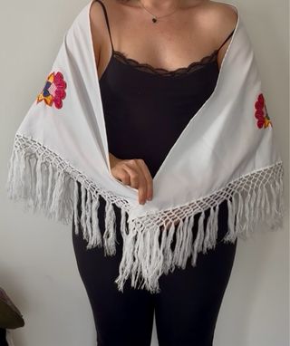 Mantón blanco bordado con flecos