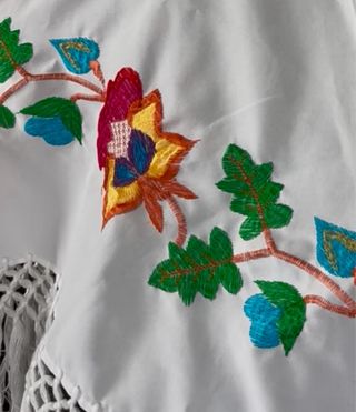 Mantón blanco bordado con flecos