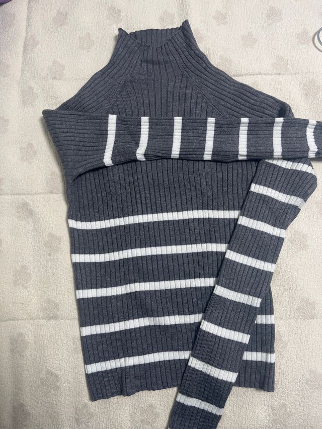 Camiseta cuello alto rayas grises y blancas