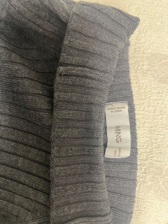 Camiseta cuello alto rayas grises y blancas