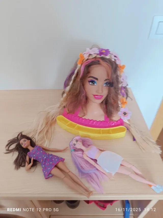 Barbie Cabeza Peinado y 2 Barbies