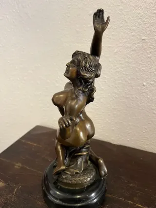 Figura de bronce