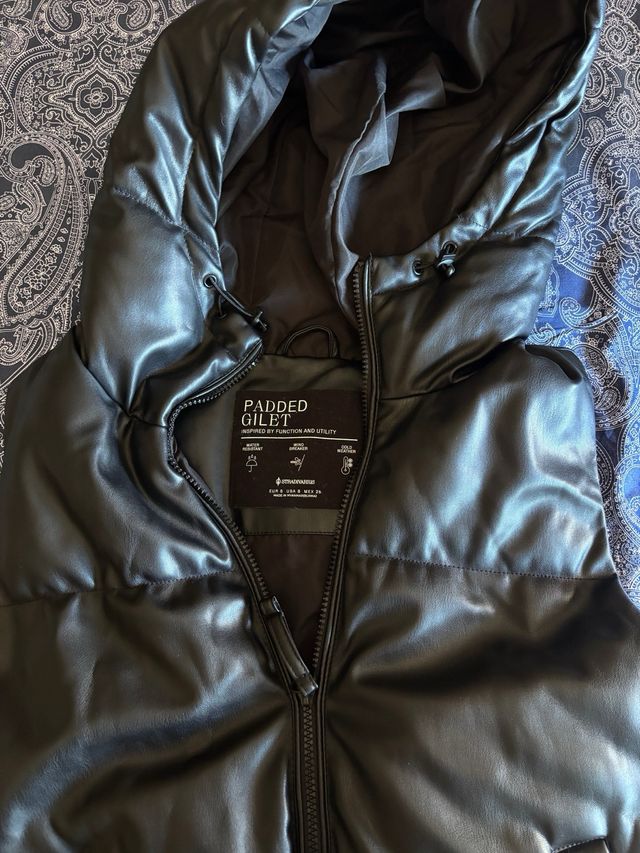 Chaleco acolchado negro con capucha