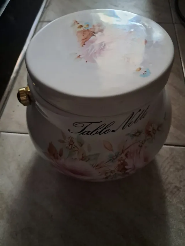 Jarrón de cerámica con asa metálica