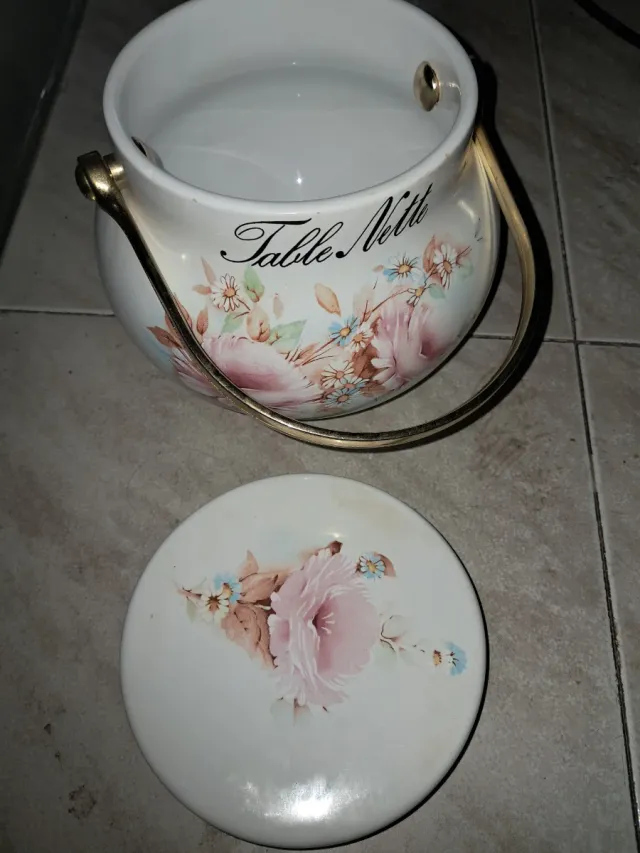 Jarrón de cerámica con asa metálica