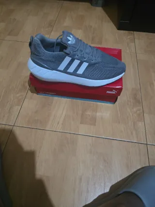 Zapatilla Adidas gris y blanca sin estrenar