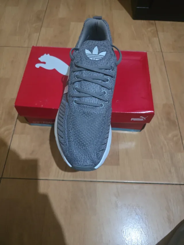 Zapatilla Adidas gris y blanca sin estrenar