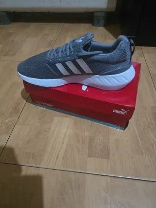 Zapatilla Adidas gris y blanca sin estrenar