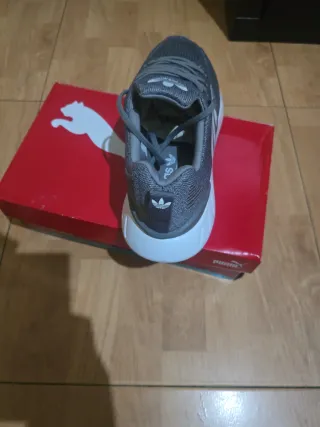 Zapatilla Adidas gris y blanca sin estrenar