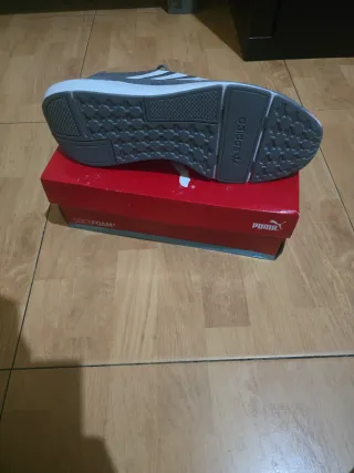 Zapatilla Adidas gris y blanca sin estrenar