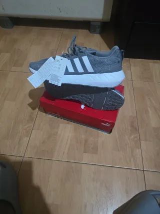 Zapatilla Adidas gris y blanca sin estrenar