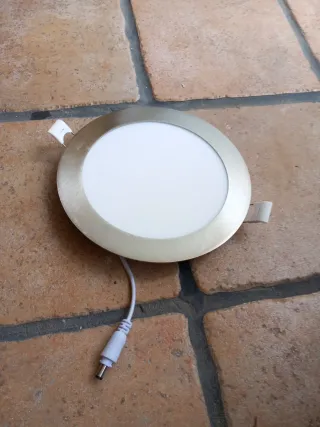 Ojo LED redondo con marco plateado