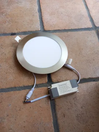 Ojo LED redondo con marco plateado