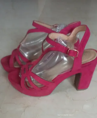 Zapatos de tacón rosa y bolso a juego