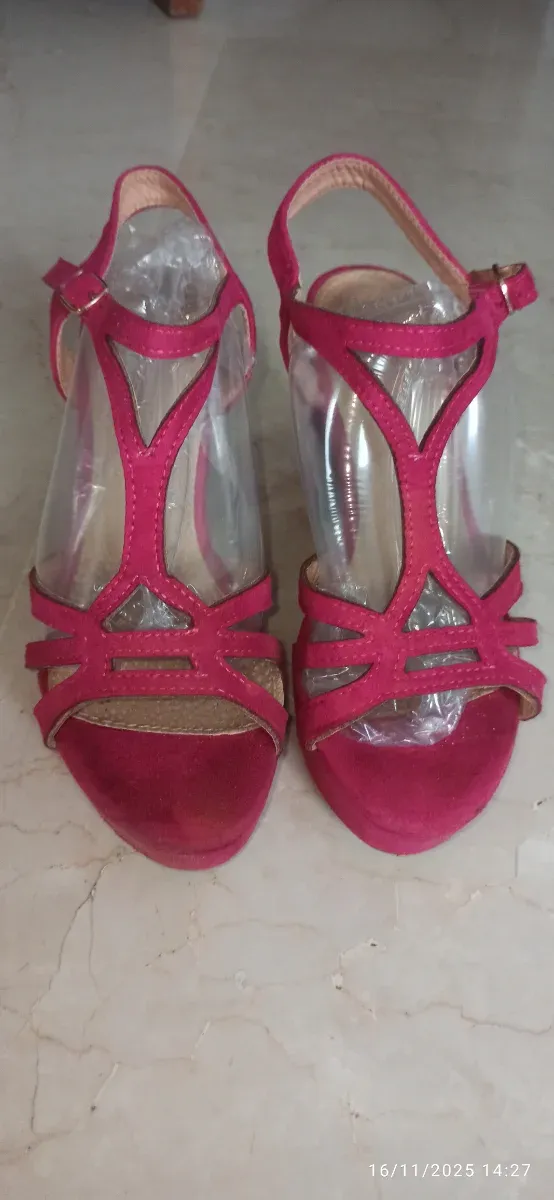 Zapatos de tacón rosa y bolso a juego