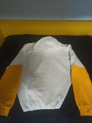 Sudadera Bershka blanca, amarilla y negra