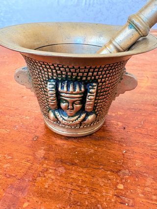 Mortero de Cobre con Figura Egipcia