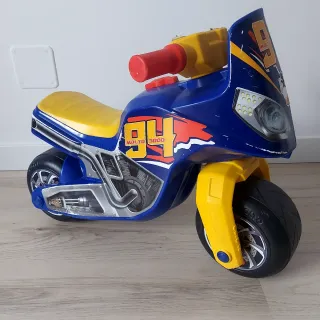 Moto correpasillos azul y amarillo