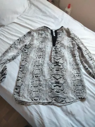 Blusa estampada serpiente