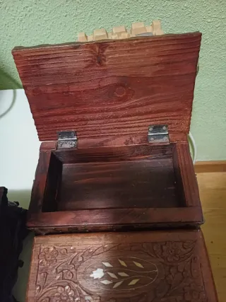 Caja de madera tallada para joyas