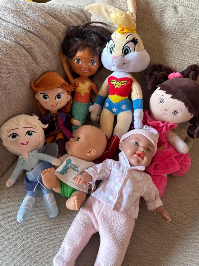 Lote de peluches y muñecas variadas