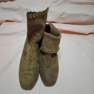 Botines ante beige con detalles dorados