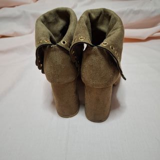 Botines ante beige con detalles dorados