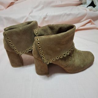 Botines ante beige con detalles dorados