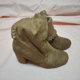 Botines ante beige con detalles dorados