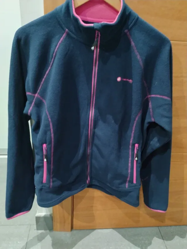 Chaqueta polar azul con detalles fucsia