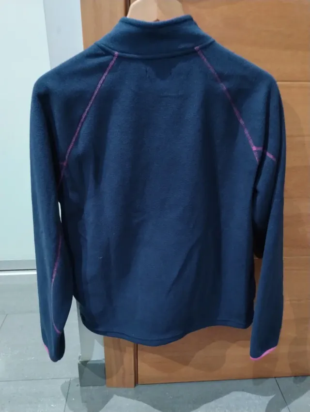 Chaqueta polar azul con detalles fucsia
