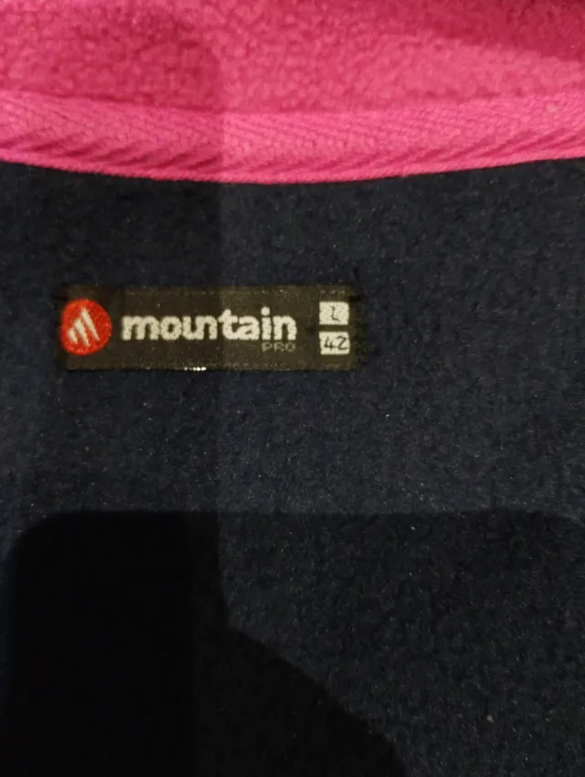 Chaqueta polar azul con detalles fucsia